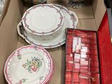 une boîte remplie d'assiettes et de bols en porcelaine