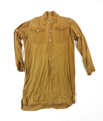 une image représentant une chemise marron posée sur une surface blanche
