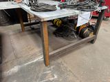 une table sur laquelle sont posés tout un tas de fils