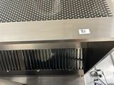 une hotte aspirante en acier inoxydable dans une cuisine professionnelle