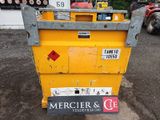 une machine jaune qui est garée dans la poussière