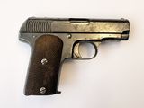 un vieux fusil sur une surface blanche avec un fond blanc