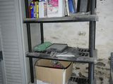 une étagère chargée d'objets dans une pièce