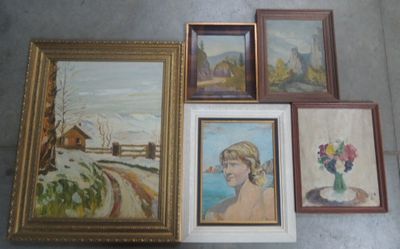 plusieurs tableaux encadrés représentant une femme et un vase de fleurs