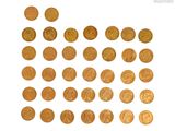 un grand nombre de pièces qui se trouvent sur une surface blanche
