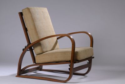 une chaise avec une structure en bois et une assise rembourrée beige