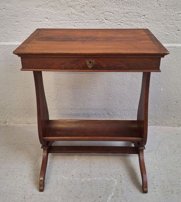 Table travailleuse en noyer à piètement lyre réuni par une e… - Photo 1