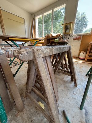 Plusieurs morceaux de bois sont empilés sur une table dans une pièce