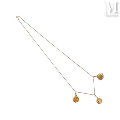 un gros plan d'un collier sur fond blanc, avec un fond blanc