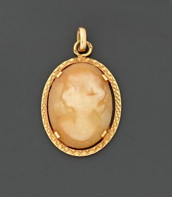 Pendentif en or jaune 18K 750 millièmes orné d'un camée coqu…