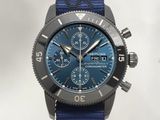 un gros plan d'une montre au cadran bleu