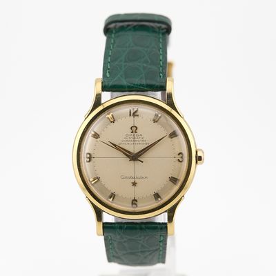 une image d'un gros plan d'une montre-bracelet sur une surface blanche