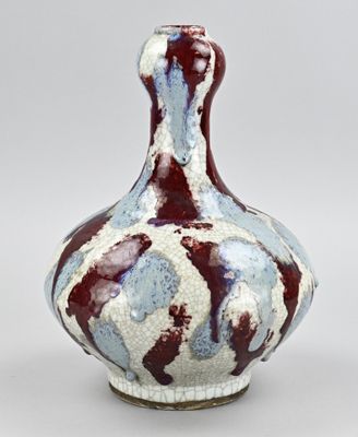 une image représentant un vase orné d'un motif rouge et bleu