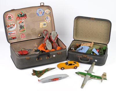 deux valises contenant différents types de jouets