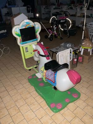 un cheval en peluche posé dans une pièce