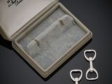une paire de porte-clés plaqués argent, une paire de porte-clés plaqués argent et une paire de porte-clés plaqués argent