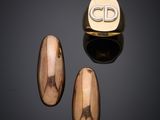 une paire de bagues en or et une bague ornée d'un logo