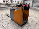 un chariot élévateur qui se trouve dans un garage