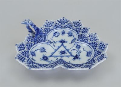 assiette bleue et blanche sur laquelle est représenté un oiseau