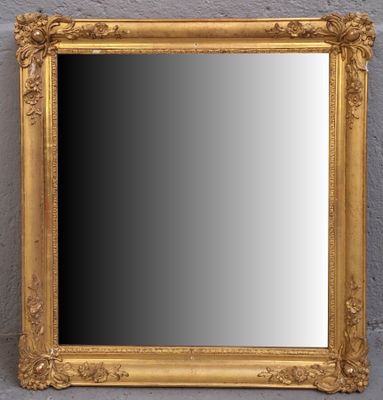 Miroir rectangulaire en bois et plâtre doré.