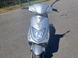 une moto garée sur le côté de la route