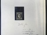 une image représentant une photo en noir et blanc d'un timbre posé sur une feuille de papier