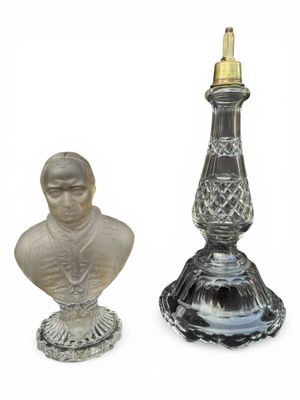 Ensemble comprenant un pied de lampe en cristal taillé dans …