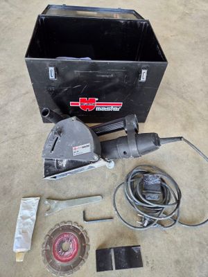 une image représentant une boîte à outils posée par terre, avec des outils à l'intérieur