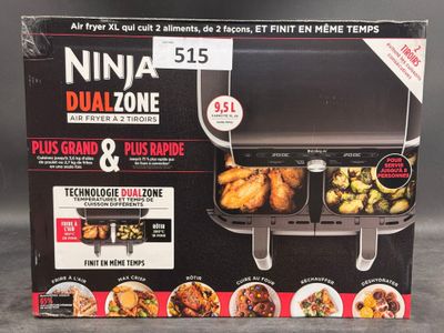 une boîte de nourriture posée sur une table