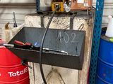 une table sur laquelle sont posés quelques outils, dans un garage