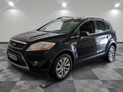 La Ford Escape de 2013 est garée dans le garage