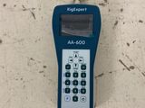 une image représentant une calculatrice posée sur une table