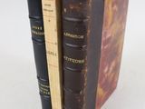 trois livres empilés les uns sur les autres