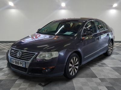 une photo d'une Volkswagen Passat bleue garée dans un garage