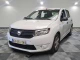 une photo d'une dacia blanche garée sur un sol en damier