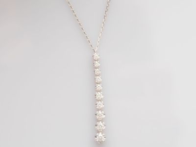 gros plan d'un collier sur un mannequin mannequin mannequin mannequin mannequin mannequin mannequin mannequin mannequin