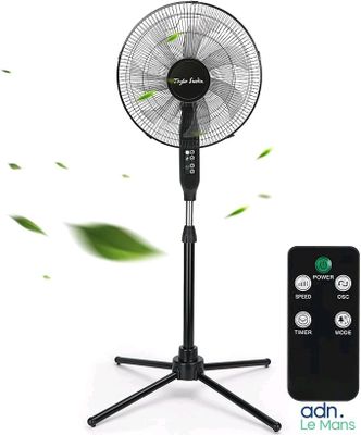 un ventilateur noir posé sur un trépied, à côté d'une télécommande