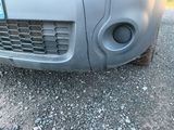un gros plan du pare-chocs avant d'une voiture