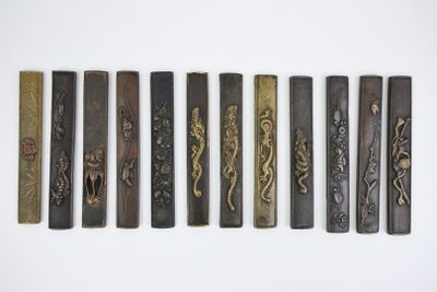 plusieurs types de bâtonnets en bois, chacun orné d'un motif différent