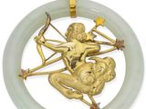 un gros plan d'un pendentif plaqué or représentant une femme