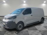 la camionnette blanche est garée sur le sol en damier d'une pièce