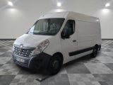 la photo d'une camionnette blanche garée dans une pièce