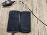 deux téléphones portables branchés à un chargeur posés sur un parquet