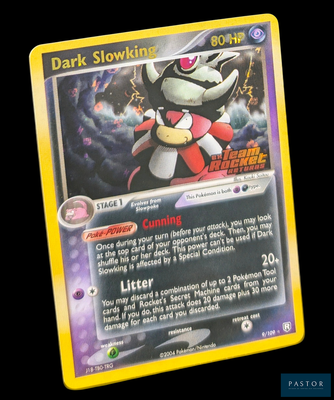 gros plan d'une carte pokemon sur fond noir