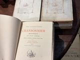 une personne tenant un livre ouvert sur une table