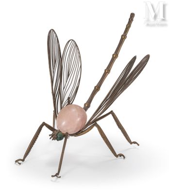 un gros plan sur une sculpture représentant un moustique avec une balle sur le dos