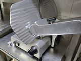une machine posée sur une table dans une cuisine
