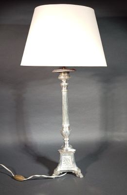 Pique cierge tripode en bronze argenté, la base ornée du vis… - Photo 1