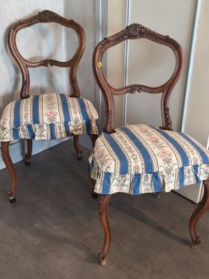 two chairs sitting next to each other in a room