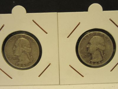 deux pièces de 25 cents du même type se trouvent dans une boîte blanche